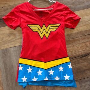 Wonder Woman Red V-Neck Graphic T-Shirt with Detachable Blue Cape Size M
